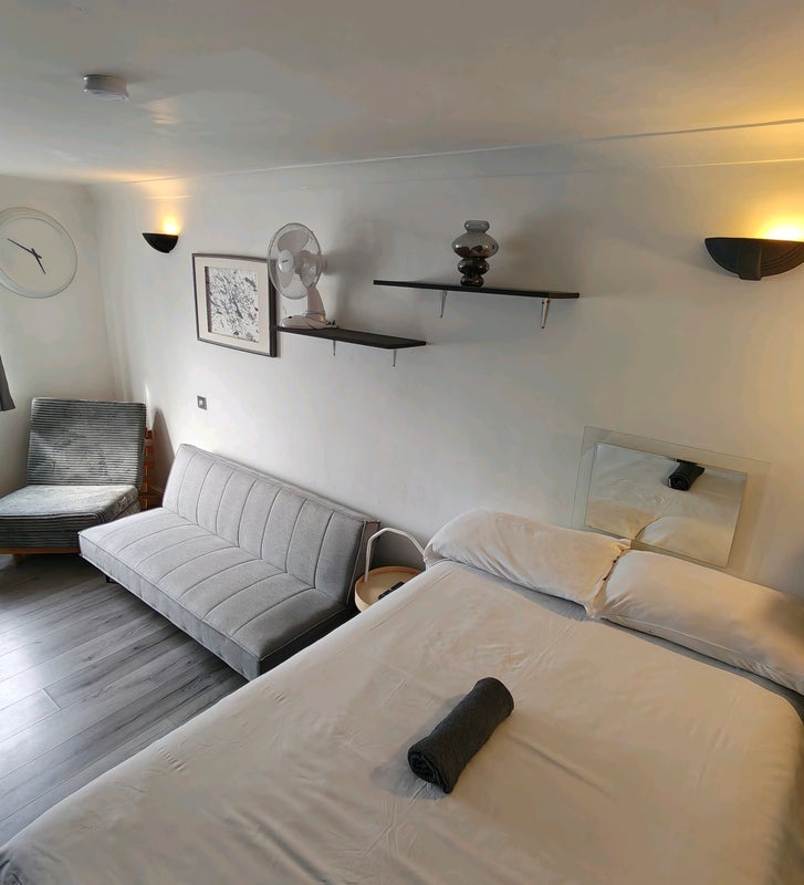 Room Robert Burns Mews in Greater London