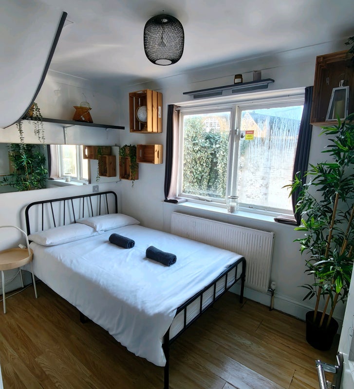 Room Robert Burns Mews in Greater London
