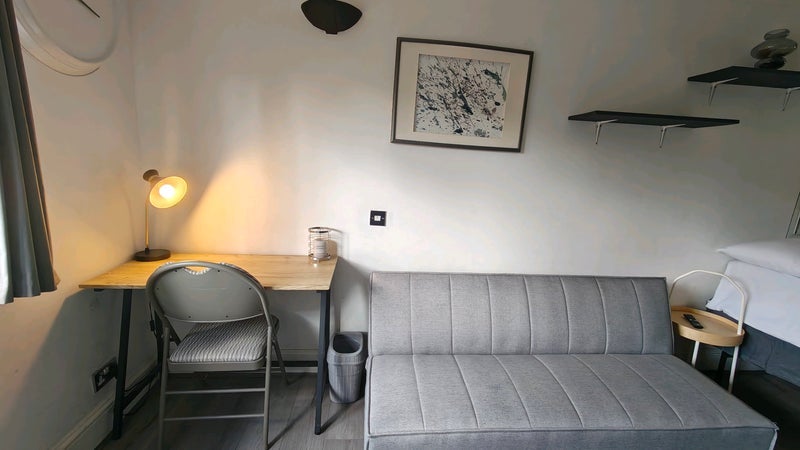 Room Robert Burns Mews in Greater London