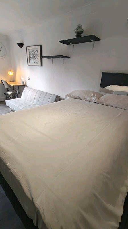 Room Robert Burns Mews in Greater London
