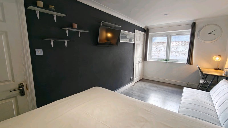 Room Robert Burns Mews in Greater London