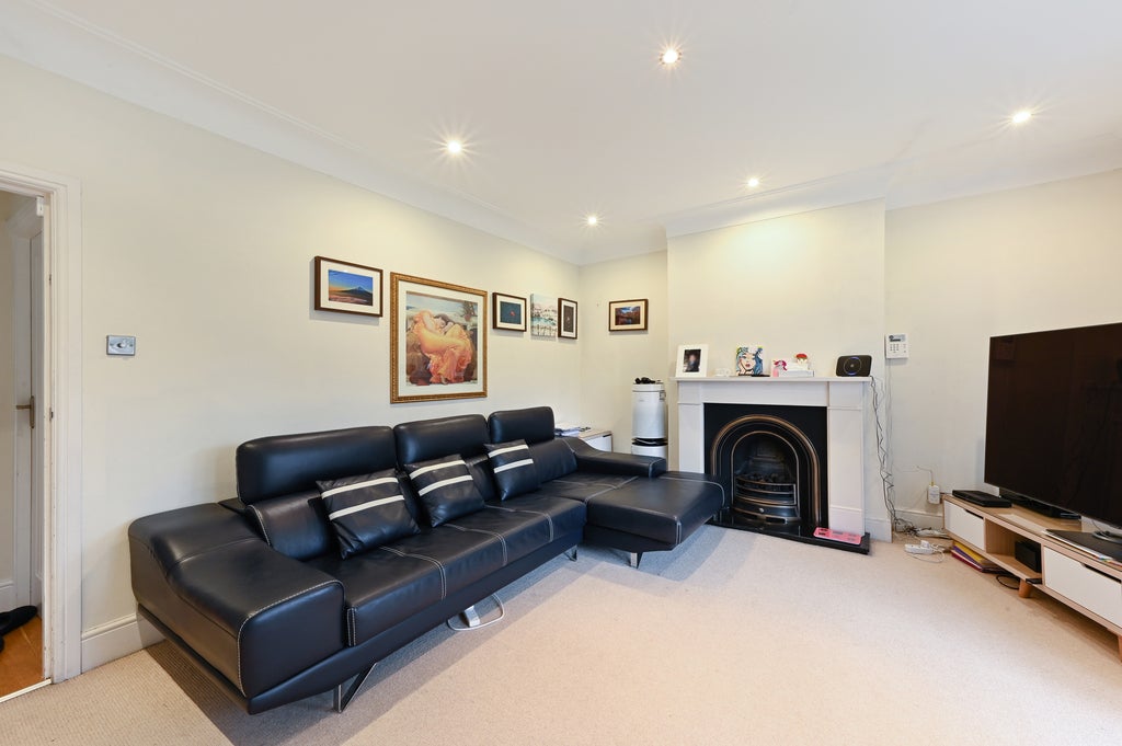 Flat Glendale Drive in Greater London