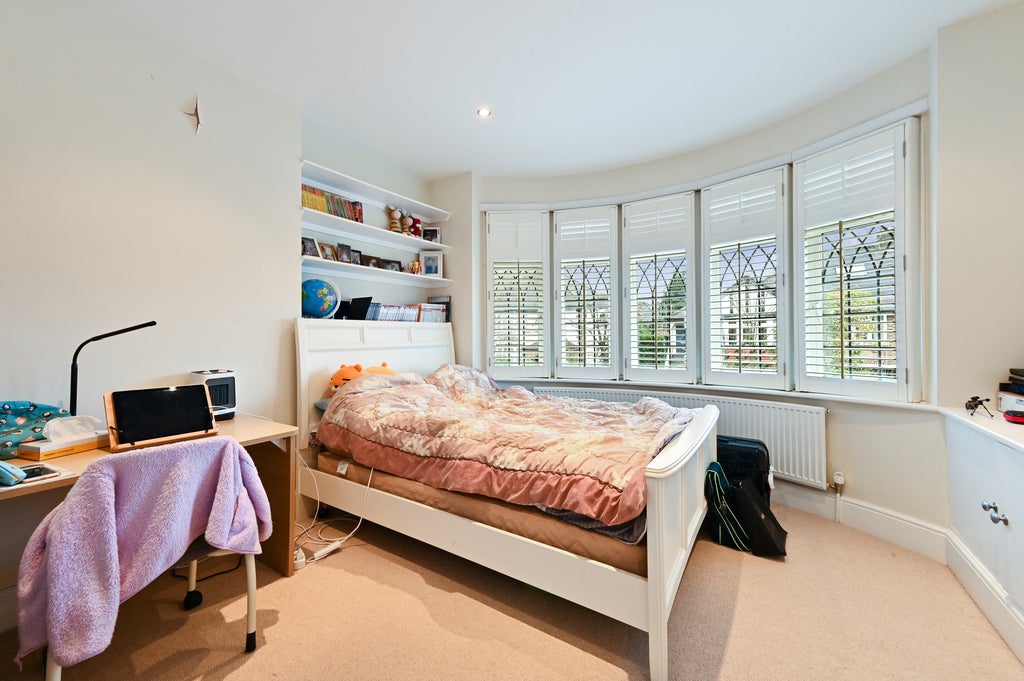 Flat Glendale Drive in Greater London