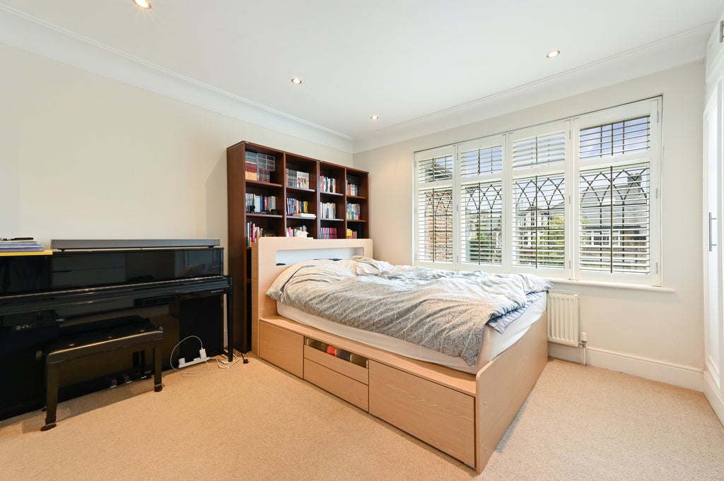 Flat Glendale Drive in Greater London