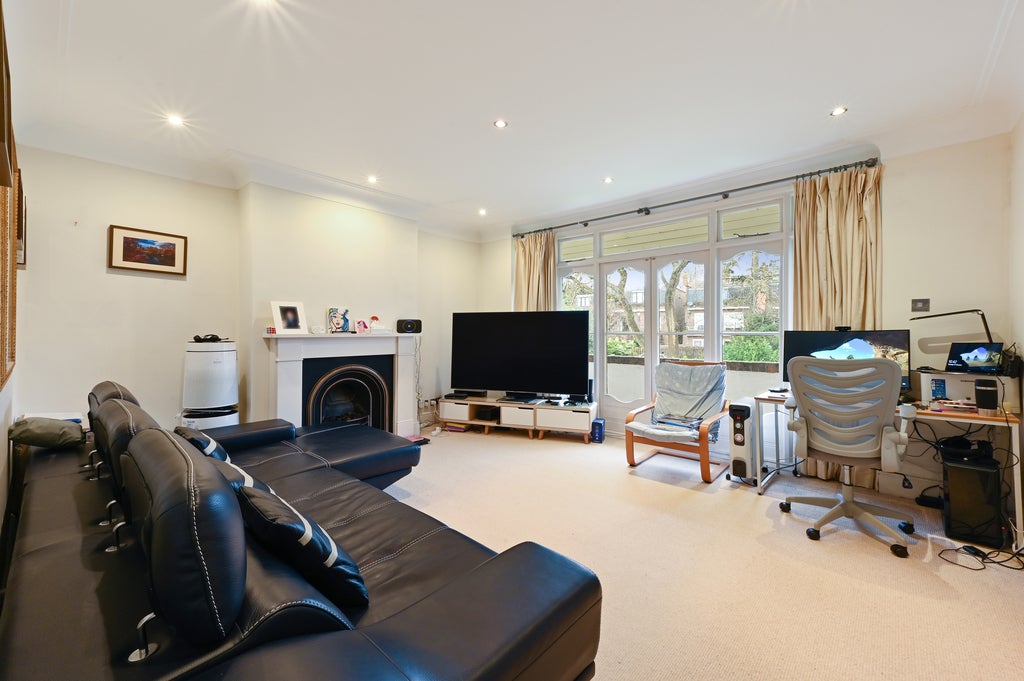 Flat Glendale Drive in Greater London