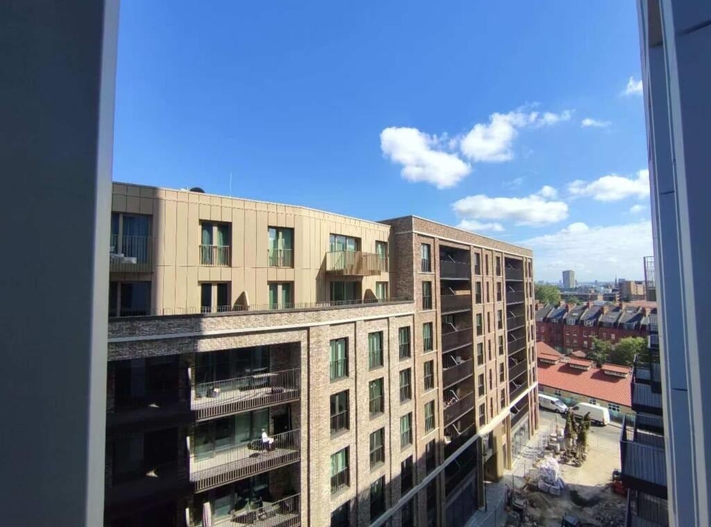 Flat Cavell Street in Greater London