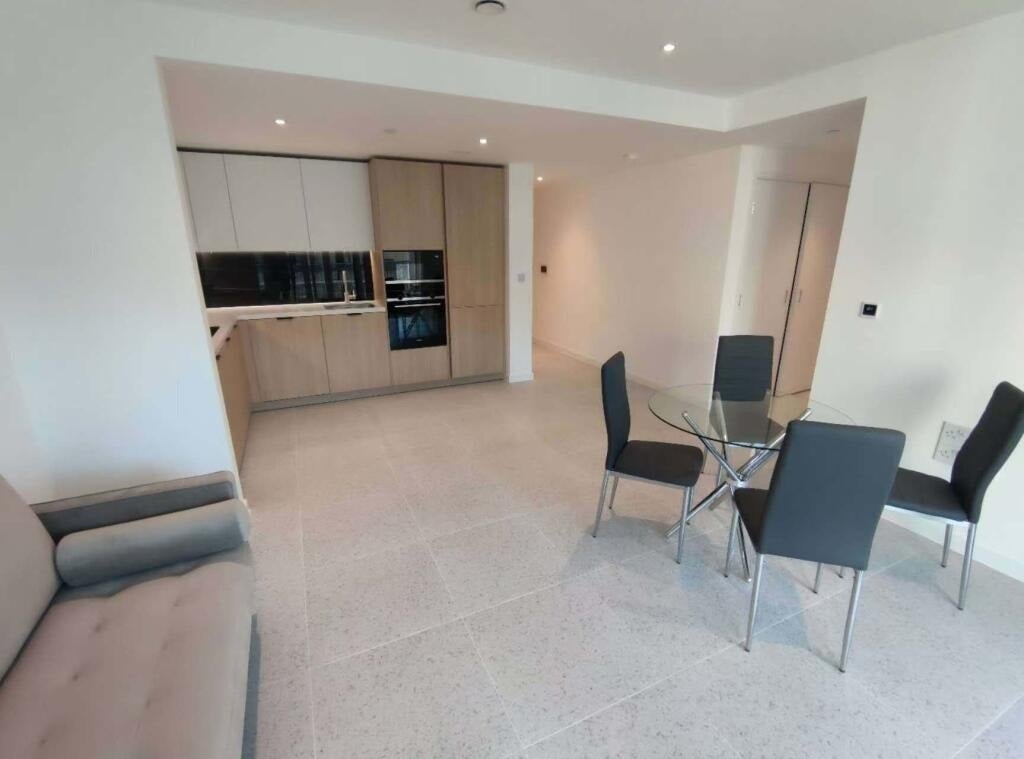 Flat Cavell Street in Greater London