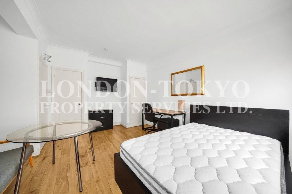 Flat Sloane Avenue in Greater London