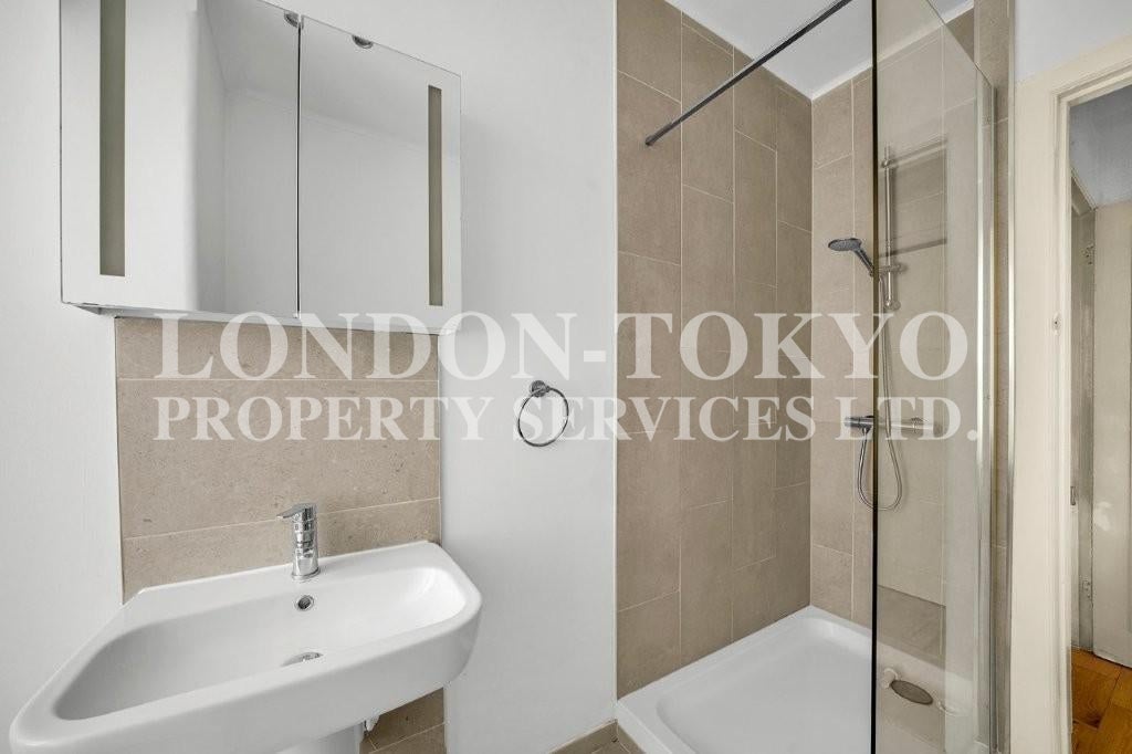 Flat Sloane Avenue in Greater London
