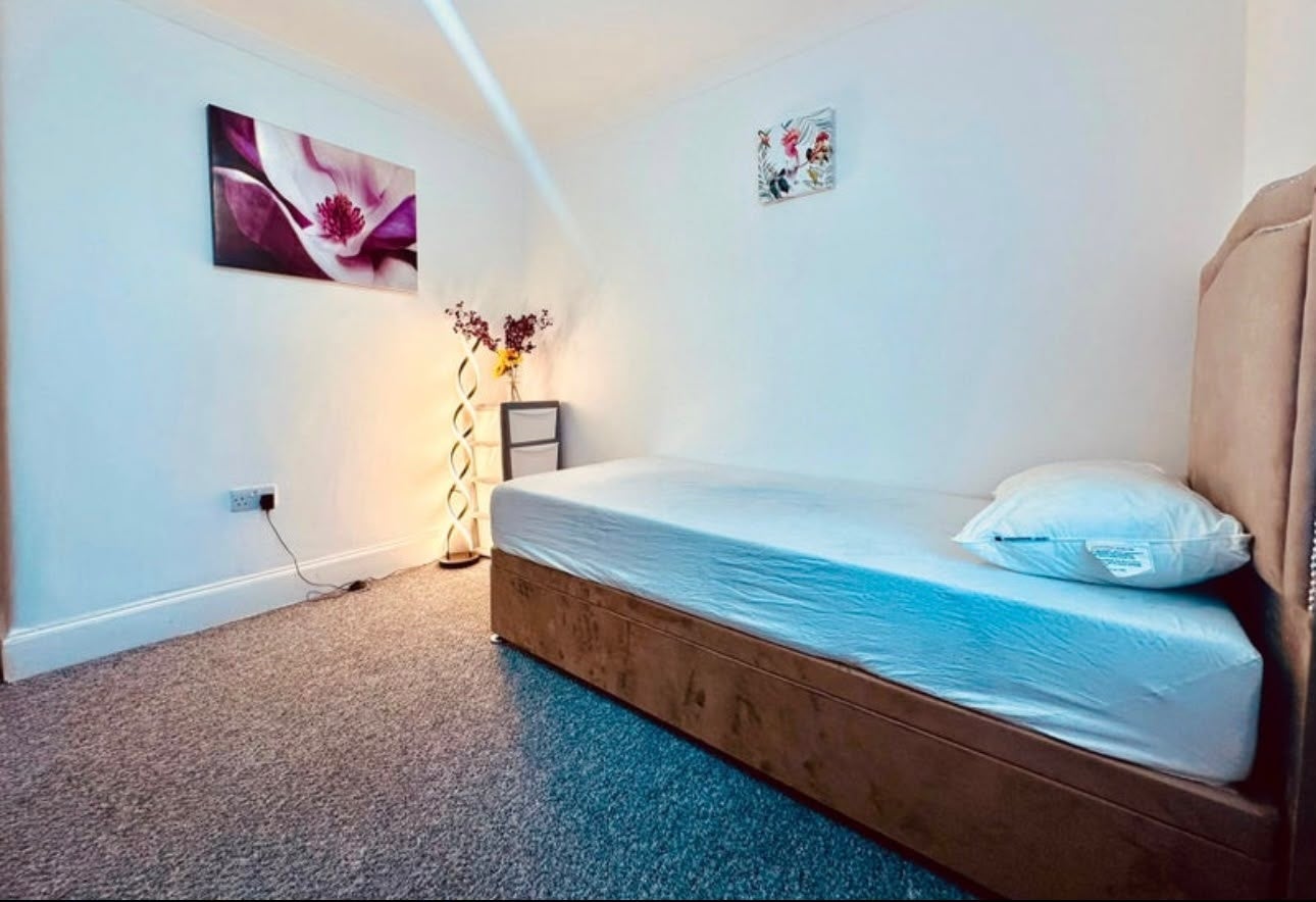 Room Cotford Road in Greater London
