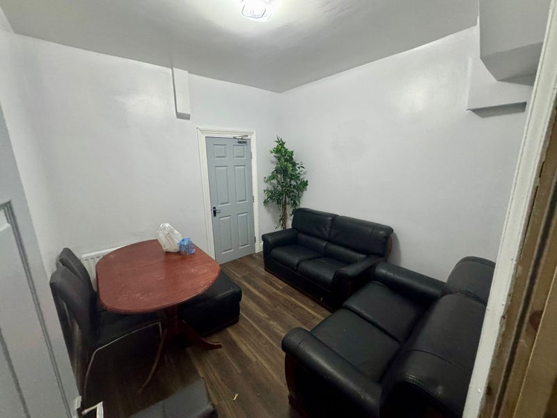 Room Wingrove Road in Newcastle upon Tyne
