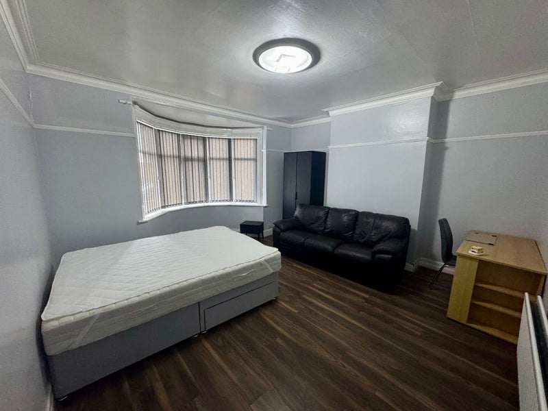 Room Wingrove Road in Newcastle upon Tyne