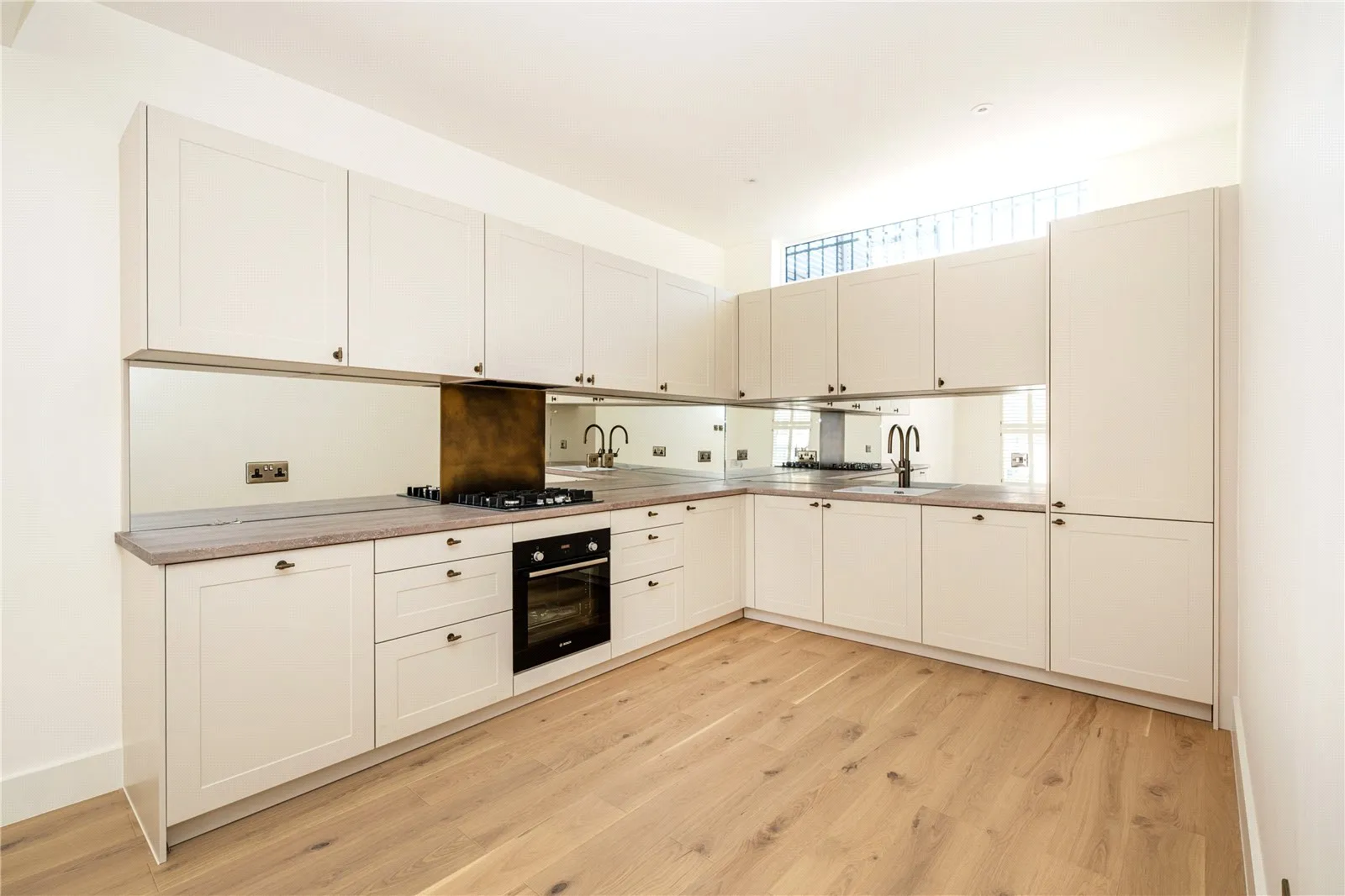 Flat Portobello Road in Greater London