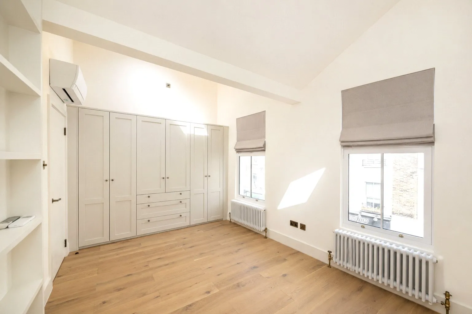 Flat Portobello Road in Greater London