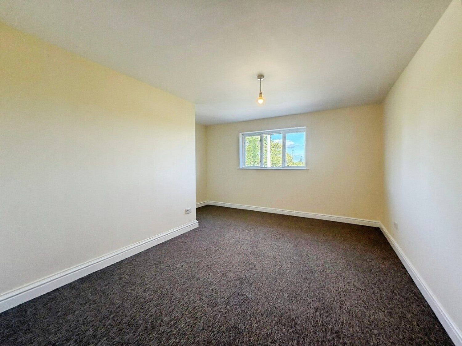 Flat Bushy Close in Nottingham
