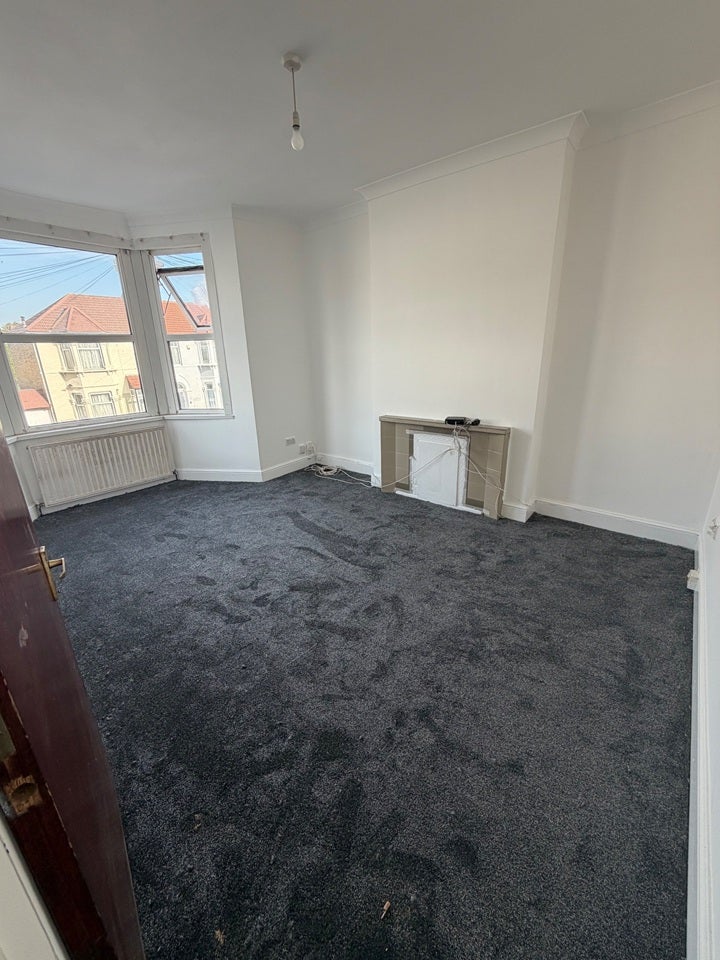 Flat Meath Road in Greater London