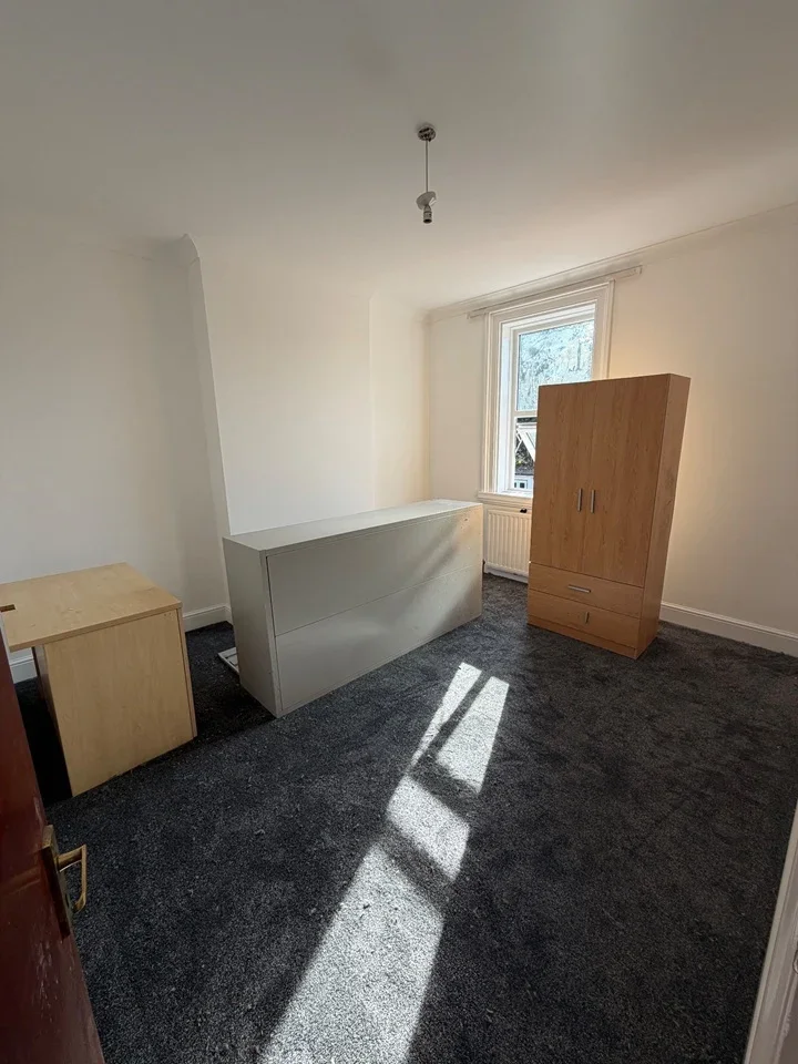 Flat Meath Road in Greater London