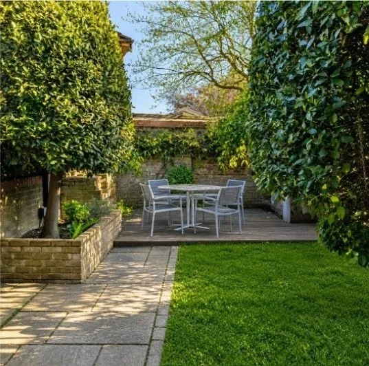 Room Baytree Mews in London