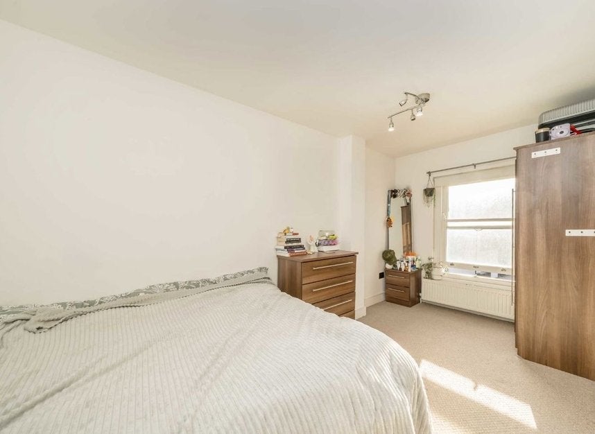 Flat Chapel Market in Greater London