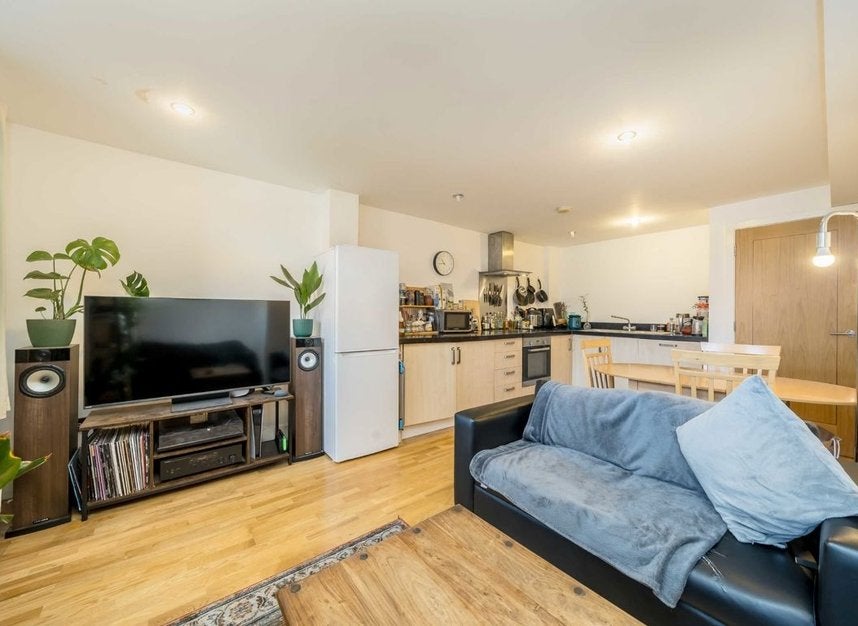 Flat Chapel Market in Greater London