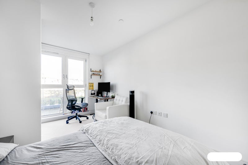 Room Queensland Road in Greater London