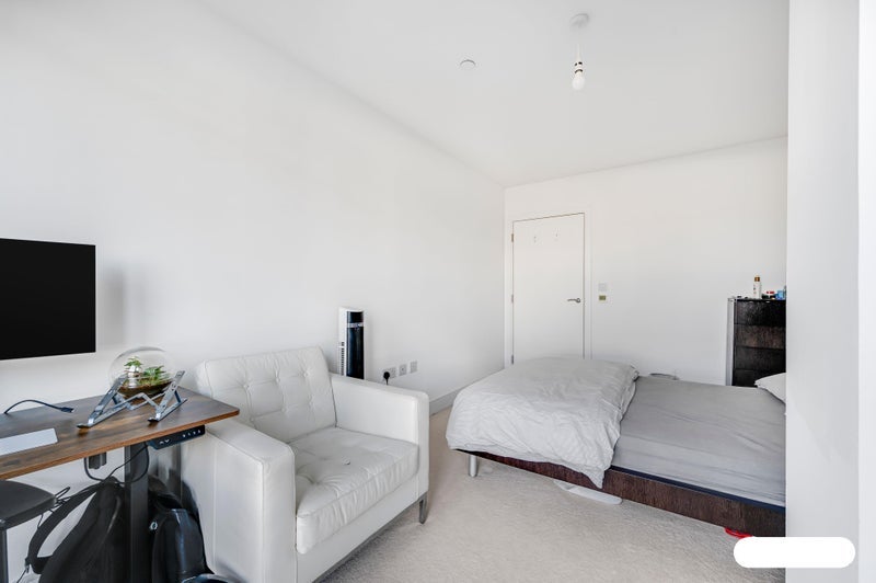 Room Queensland Road in Greater London