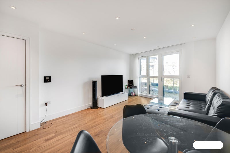 Room Queensland Road in Greater London