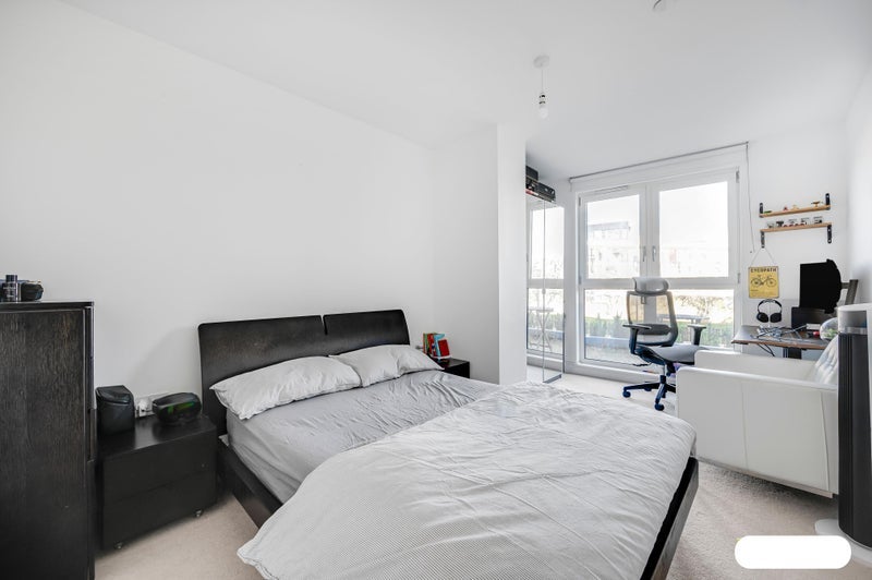 Room Queensland Road in Greater London