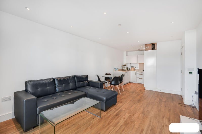 Room Queensland Road in Greater London