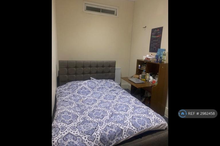 Room Edwards Road in Birmingham