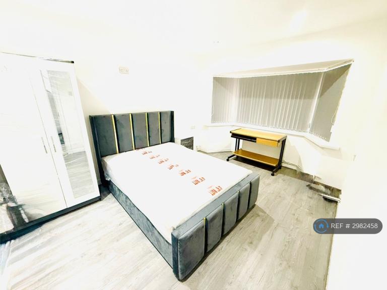 Room Edwards Road in Birmingham