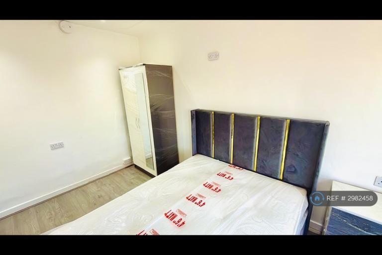 Room Edwards Road in Birmingham