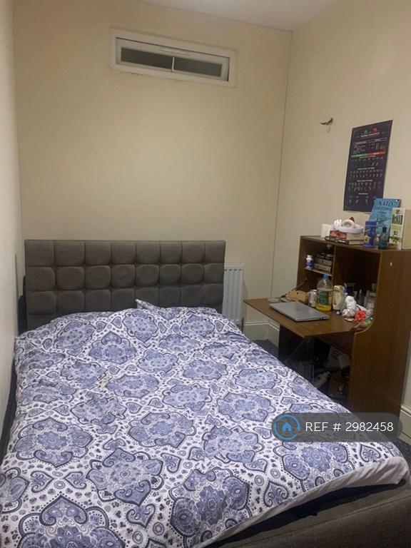 Room Edwards Road in Birmingham