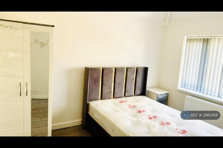 Room Edwards Road in Birmingham