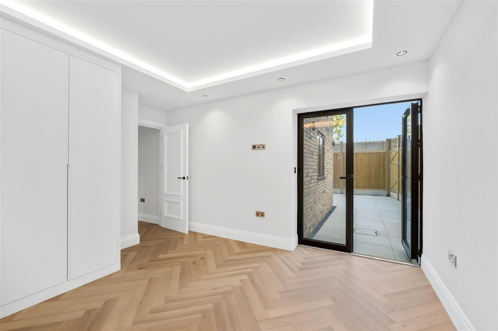 Flat Hazelwood Avenue in Greater London