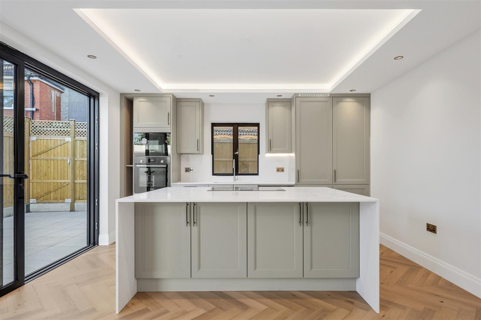 Flat Hazelwood Avenue in Greater London
