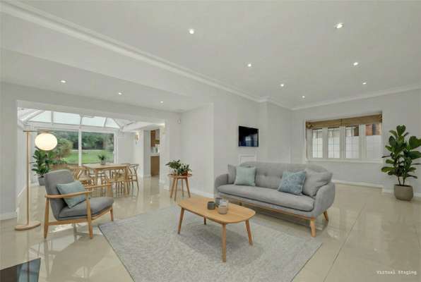 House Cranes Drive in Greater London