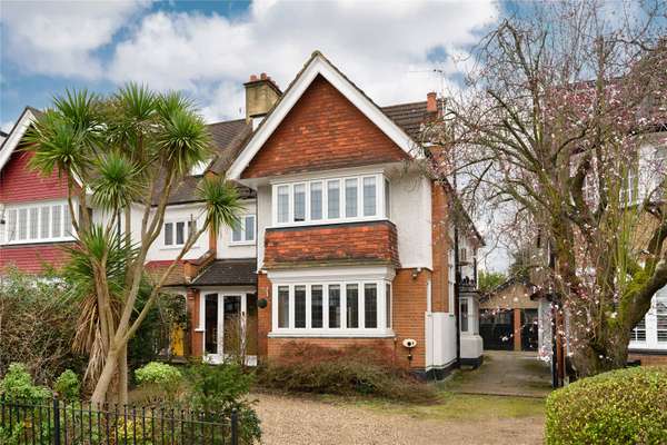 House Cranes Drive in Greater London