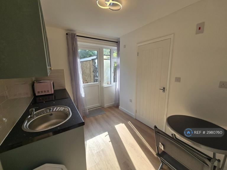 Flat Leahurst Crescent in Birmingham