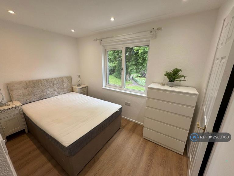 Flat Leahurst Crescent in Birmingham
