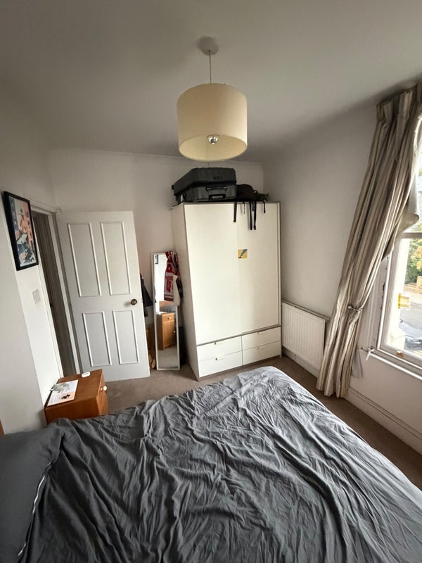 Room Queen's Drive in Greater London