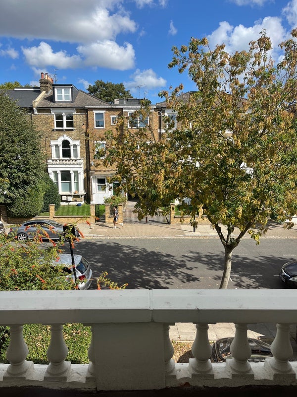 Room Queen's Drive in Greater London