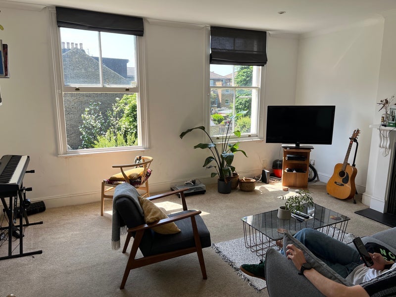 Room Queen's Drive in Greater London