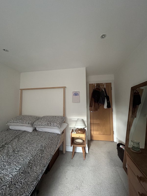 Room Dundas Road in Greater London