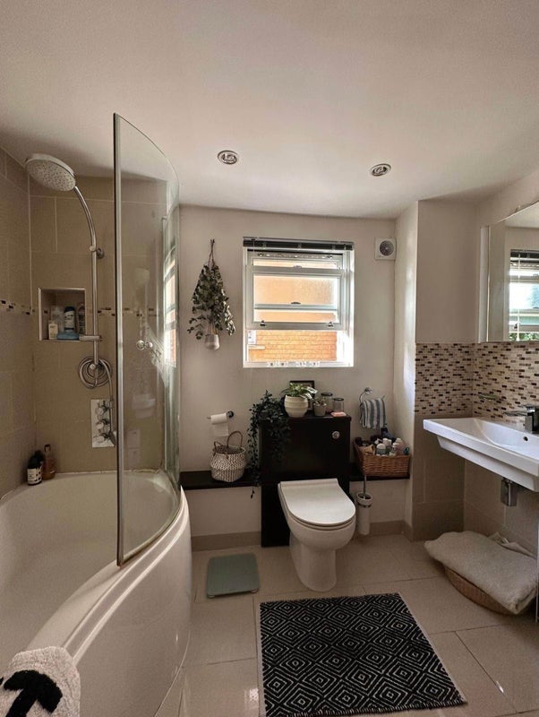 Room Dundas Road in Greater London