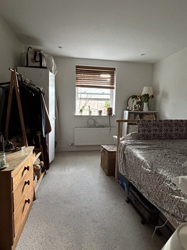 Room Dundas Road in Greater London