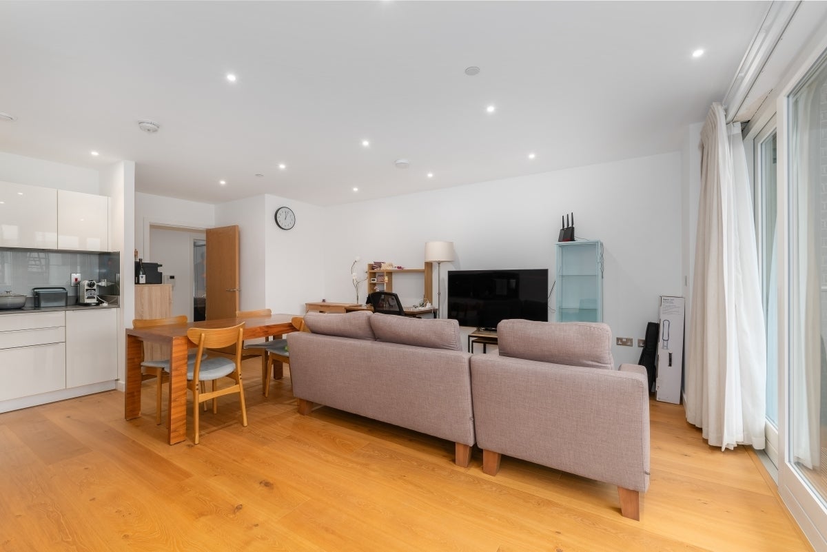 Flat Turnberry Quay in Greater London