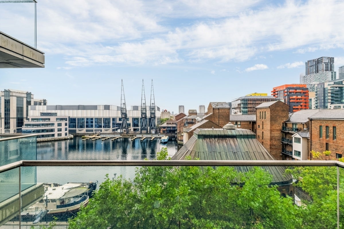 Flat Turnberry Quay in Greater London