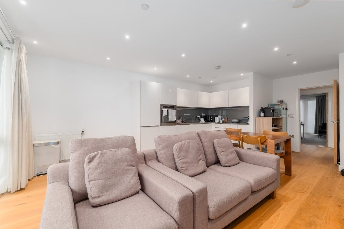 Flat Turnberry Quay in Greater London