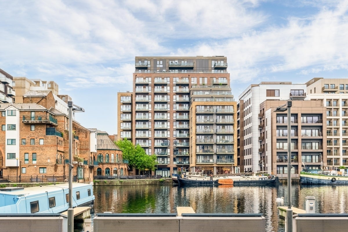 Flat Turnberry Quay in Greater London